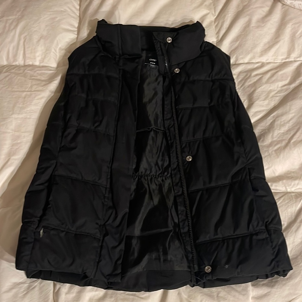 Vintage black GAP puffer jacket. So cute and comfy! Size small.